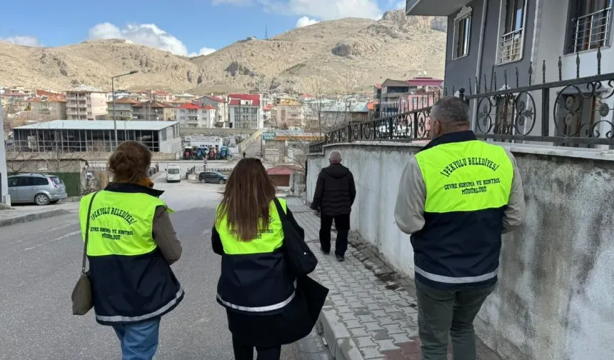 İpekyolu Belediyesi, vatandaşlara kapı kapı çevre bilinci eğitimi veriyor