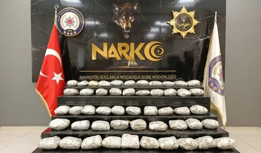 Van’da durdurulan araçta 4 kilo 700 gram sentetik uyuşturucu ele geçirildi, 2 kişi gözaltına alındı