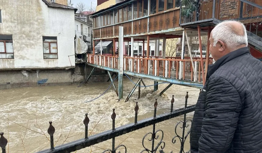 Çatak’ta sağanak alarmı: Dereler taştı, köprü ulaşıma kapatıldı
