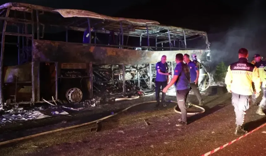 Yolcu otobüsü alev aldı: 8 ölü 33 yaralı