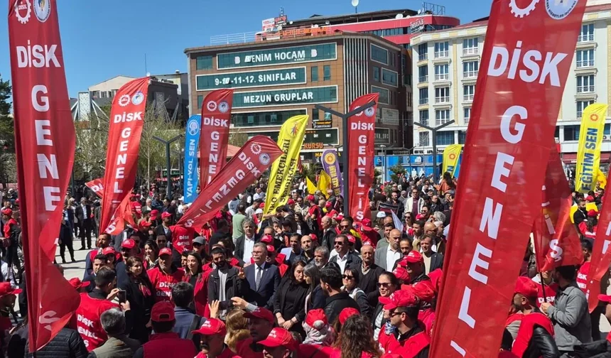 Van’da 1 Mayıs mitingi: On binler alanlara çıktı, “İrade gaspına hayır” sloganları yükseldi
