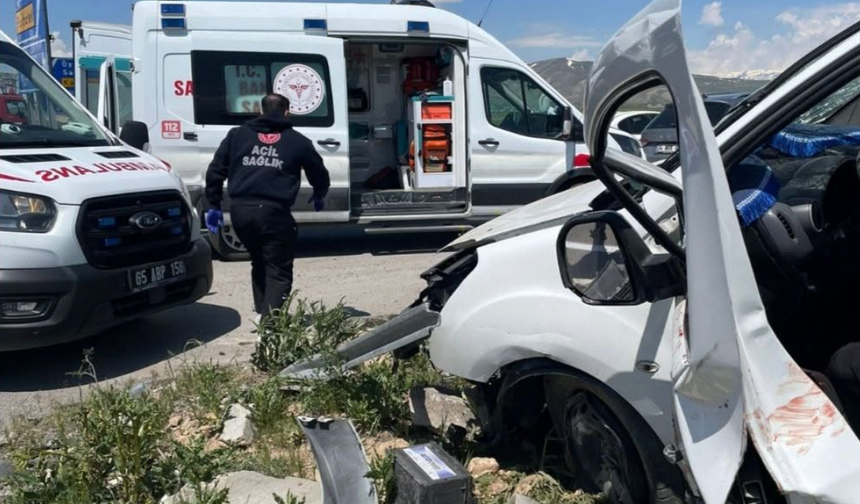 Çaldıran'da iki aracın çarpıştığı kazada 4 kişi hayatını kaybetti