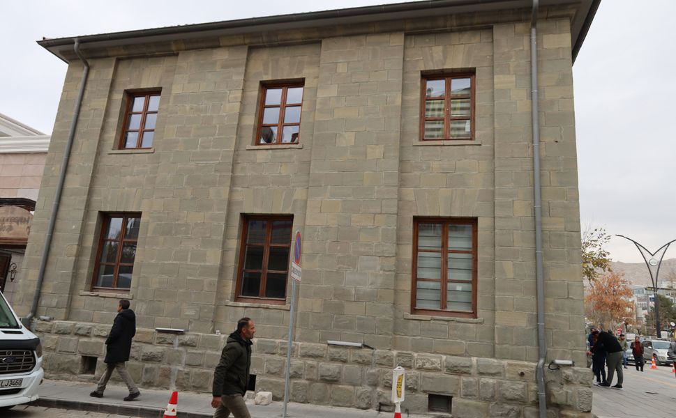 Van kayyımı ‘Sit alanı’ olan yapıyı bakanlığa devretti