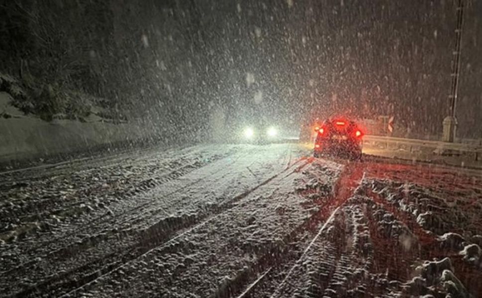Kars'ta kar yağışı: 17 köyün yolları kapandı
