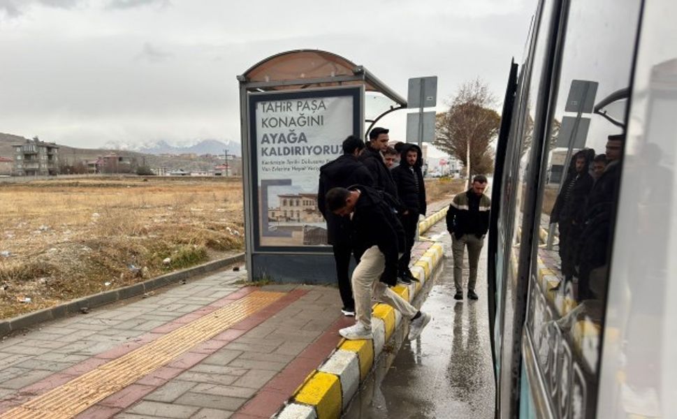 Van'da seferleri azaltan kayyım öğrencileri mağdur etti
