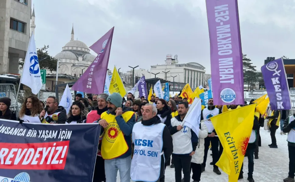 Van’da kamu emekçileri iş bıraktı: “Grev haktır, ek zam hemen şimdi!”