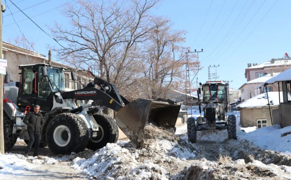 Özalp’ta karla mücadele seferberliği: Belediye ve esnaf el ele