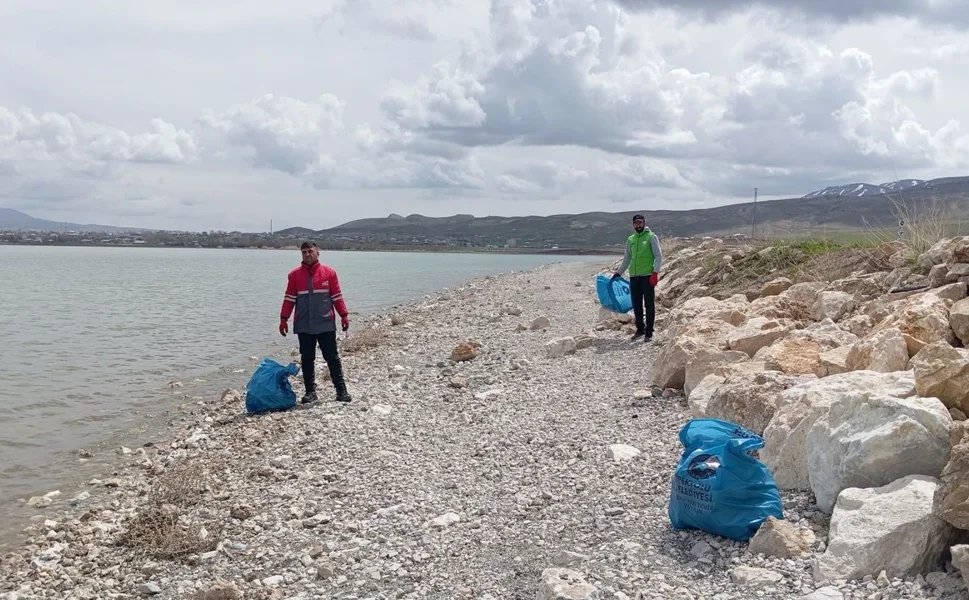 İpekyolu Belediyesi Erçek Flamingo Sahil Bandı ve parklarda temizlik seferberliği başlattı