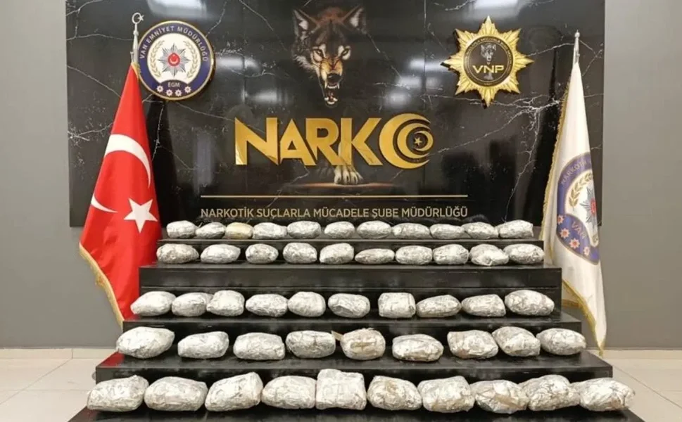 Van’da durdurulan araçta 4 kilo 700 gram sentetik uyuşturucu ele geçirildi, 2 kişi gözaltına alındı