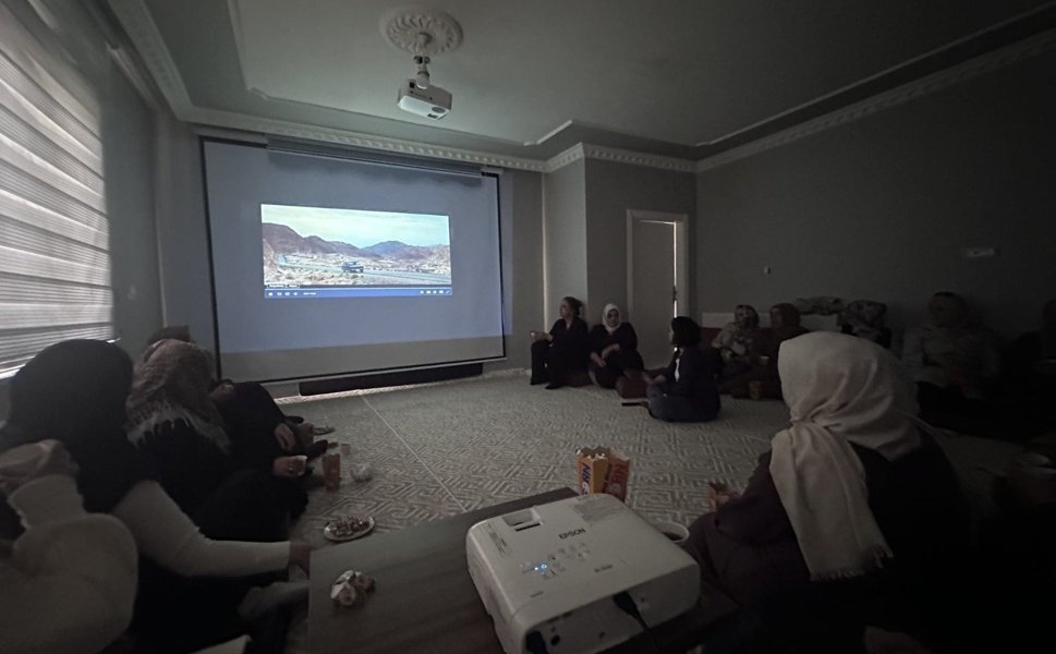 Edremitli kadınlar film gösteriminde buluştu