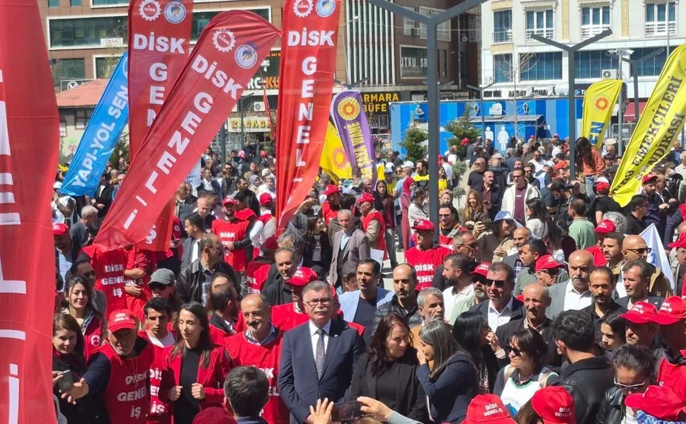 KESK Eş Genel Başkanı Karagöz Van’da konuştu: “Sırtını emekçiye dönen bu anlayışı protesto edelim”