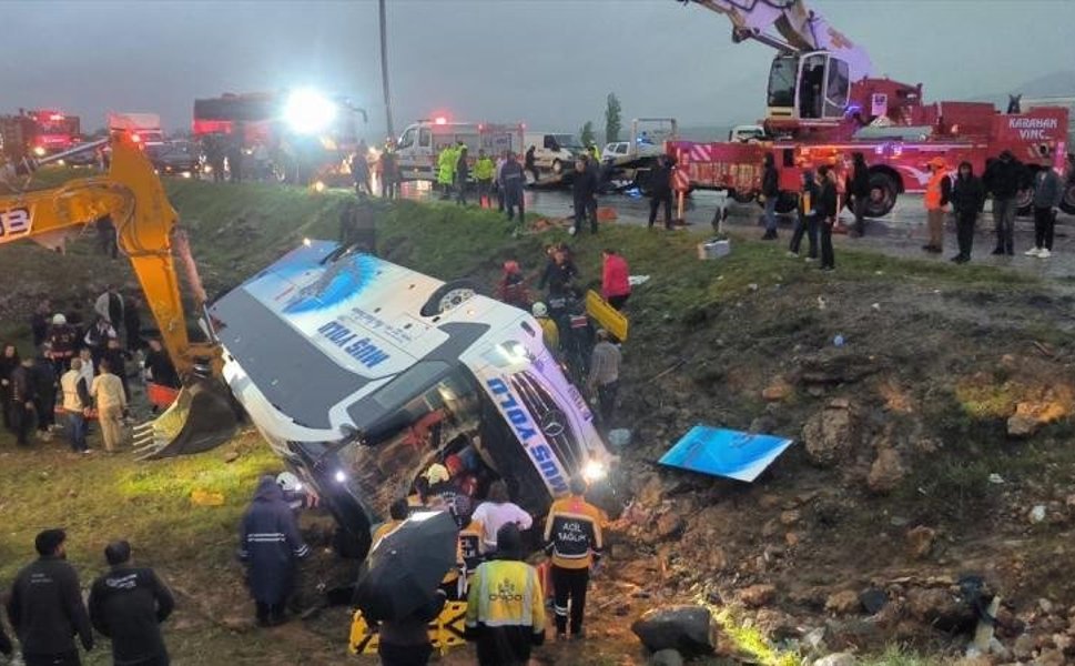Malatya'da yolcu otobüsü şarampole devrildi: Ölü ve yaralılar var