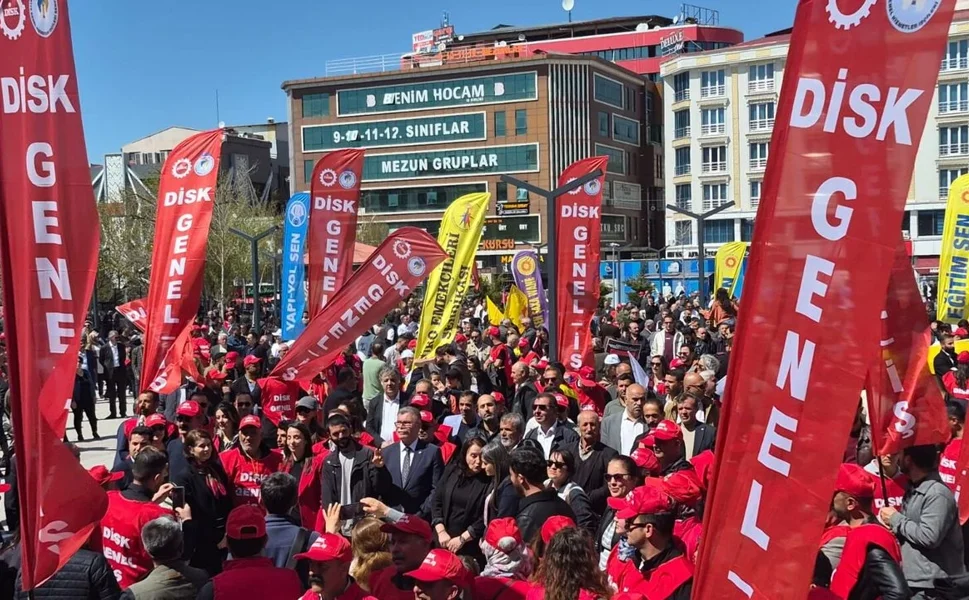 Van’da 1 Mayıs mitingi: On binler alanlara çıktı, “İrade gaspına hayır” sloganları yükseldi