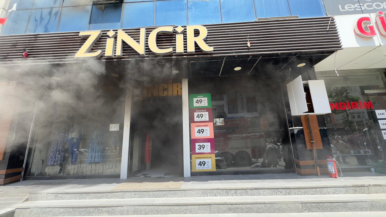 Erciş'te 5 katlı mağazada yangın çıktı