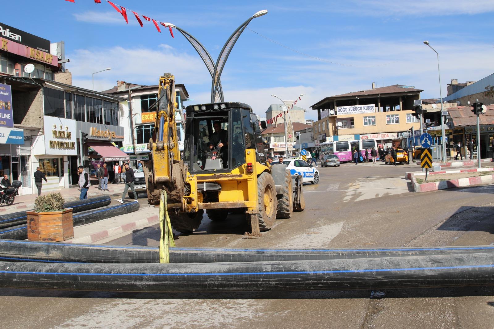 Van Büyükşehir Belediyesi Erciş’in altyapısını yeniliyor