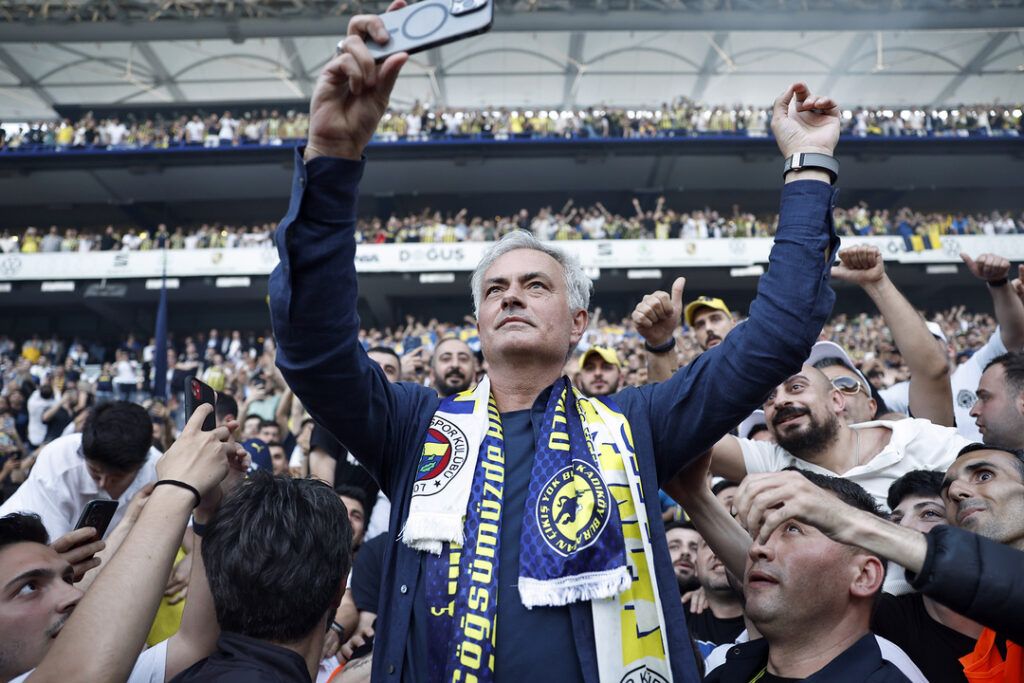 Jose Mourinho’dan gelecek sezon mesajı: Fenerbahçe'nin başında kalacak mı?