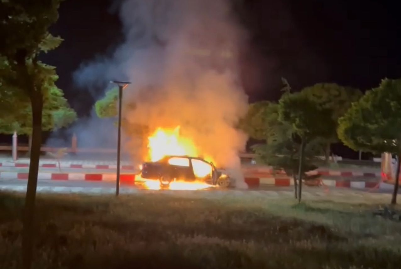 Erciş’te trafik kazası: Alev alan araç kullanılamaz hale geldi