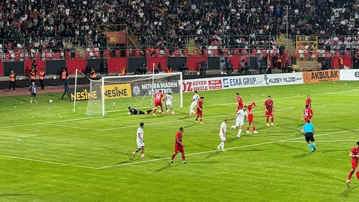 Vanspor, Elazığspor’u 4-1 Mağlup Etti: Final İçin Büyük Avantaj Elde Etti