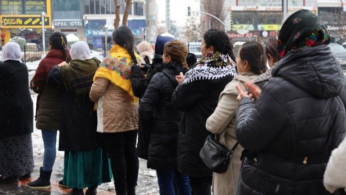 Kadınlar saçlarını örerek Rojava'ya dönük saldırılara karşı tepkilerini sürdürüyor