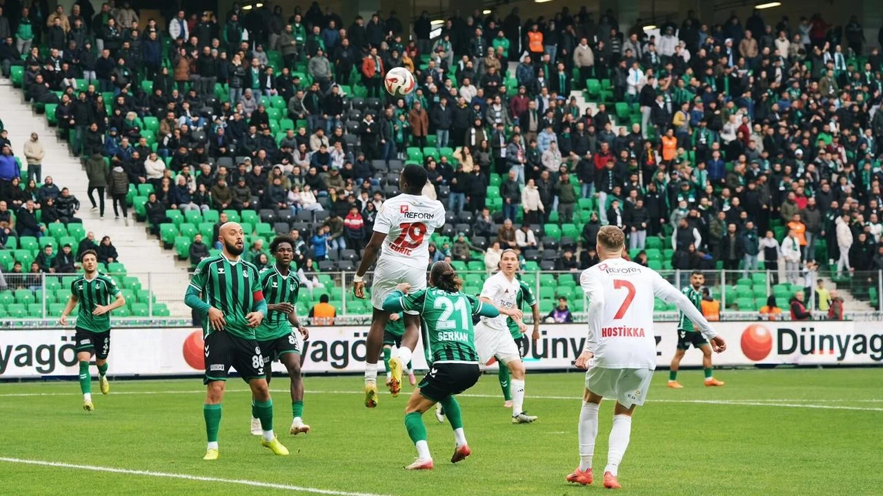 Vanspor, Sakaryaspor deplasmanında uzatma dakikalarında yediği golle 2-1 mağlup oldu