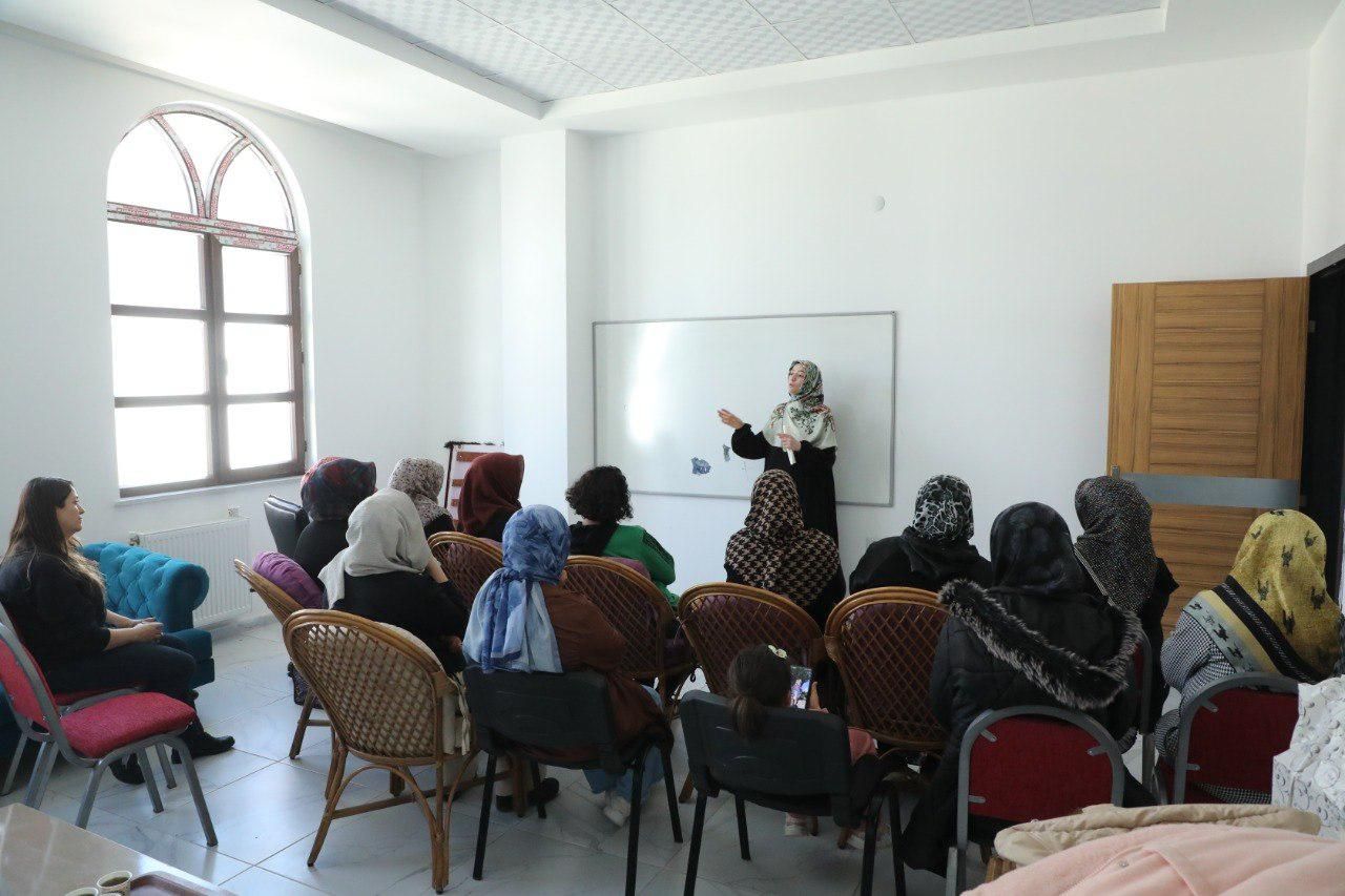 Tuşba Belediyesi’nden kadınlara iletişim ve ekran bağımlılığı atölyesi