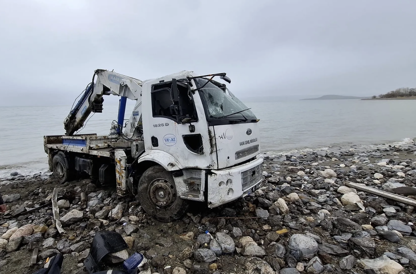 Van’da VASKİ’ye ait vinç takla attı: Sürücü ağır yaralandı