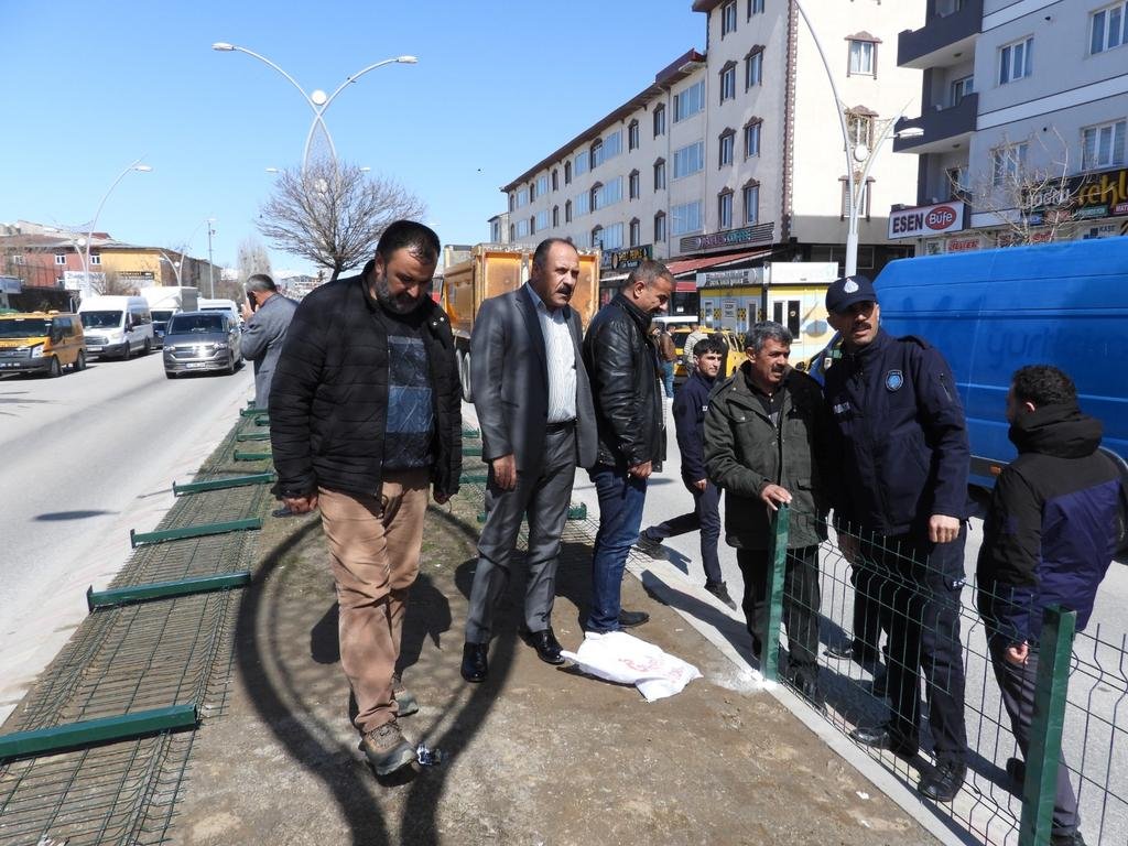 Çaldıran Belediyesi’nden trafik güvenliği için orta refüjlere panel çit