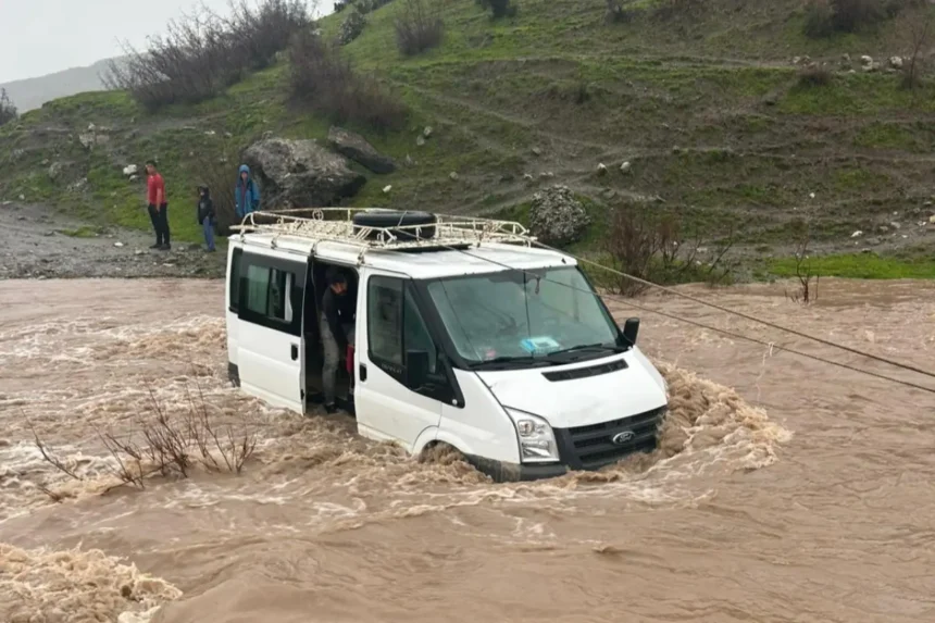 Kalp krizi geçiren kadın, selin kapattığı yolda mahsur kaldığı araçta öldü