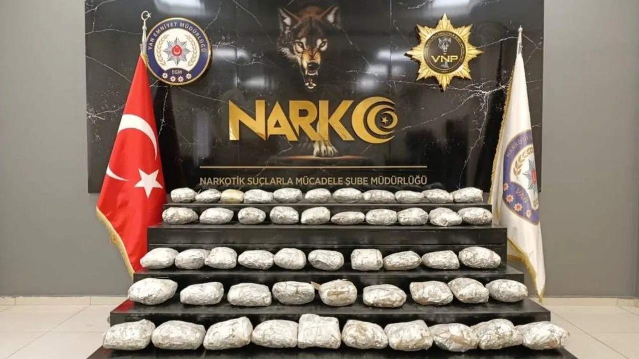 Van’da durdurulan araçta 4 kilo 700 gram sentetik uyuşturucu ele geçirildi, 2 kişi gözaltına alındı
