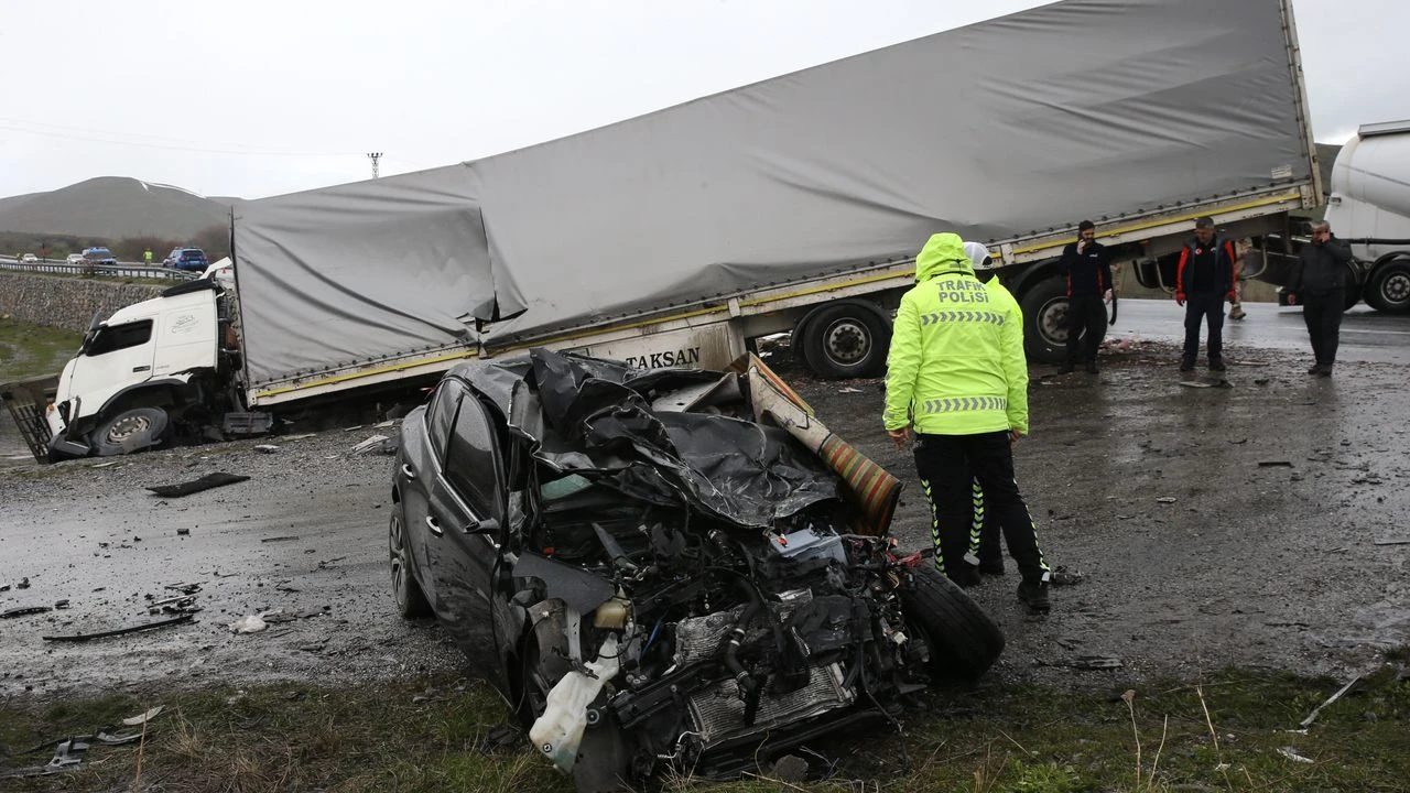 Tatvan trafik kazasında DSİ Van Şube Müdürü Harun Yıldız ve şoförü hayatını kaybetti