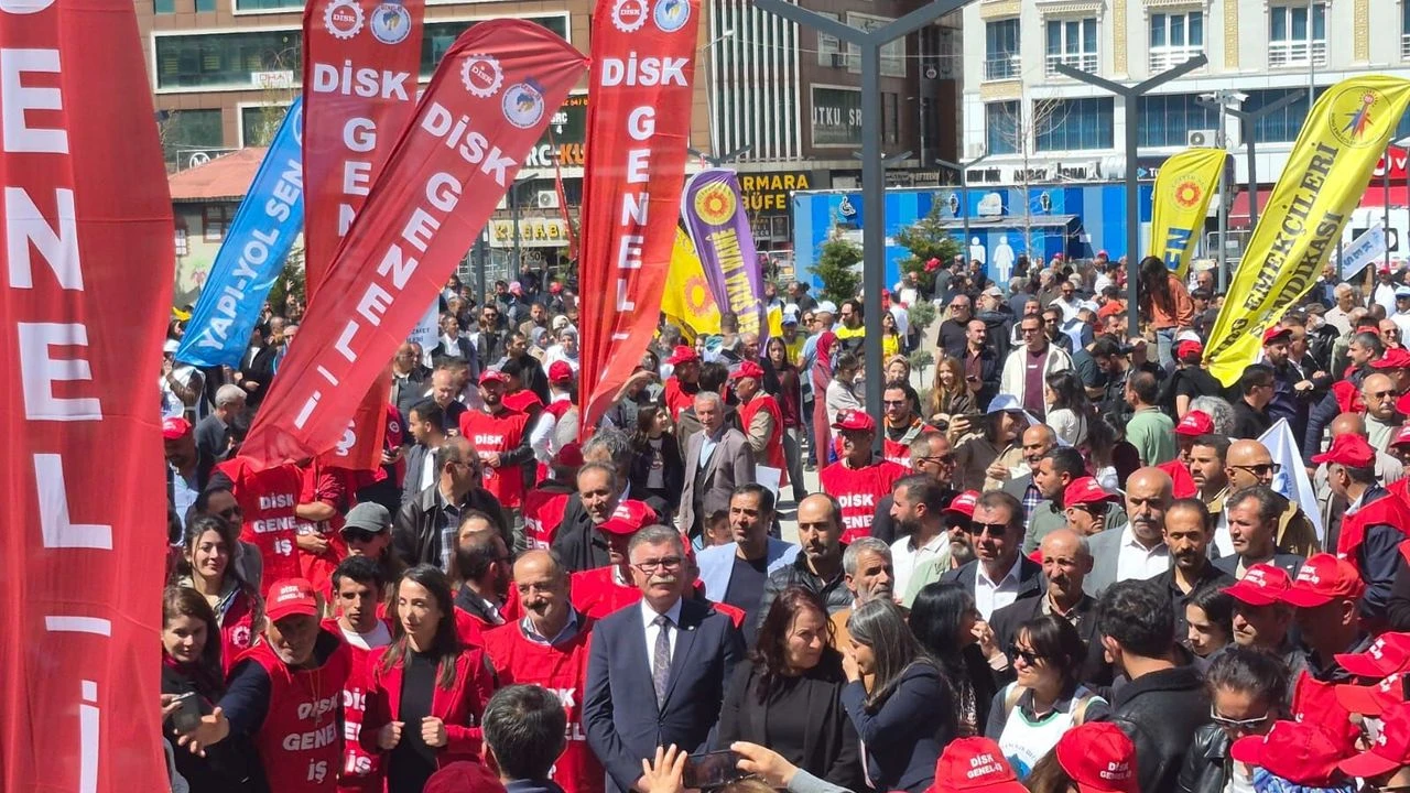 KESK Eş Genel Başkanı Karagöz Van’da konuştu: “Sırtını emekçiye dönen bu anlayışı protesto edelim”