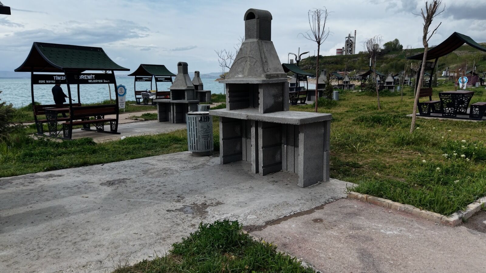 Edremit Belediyesi’nden mesire alanına 75 yeni barbekü