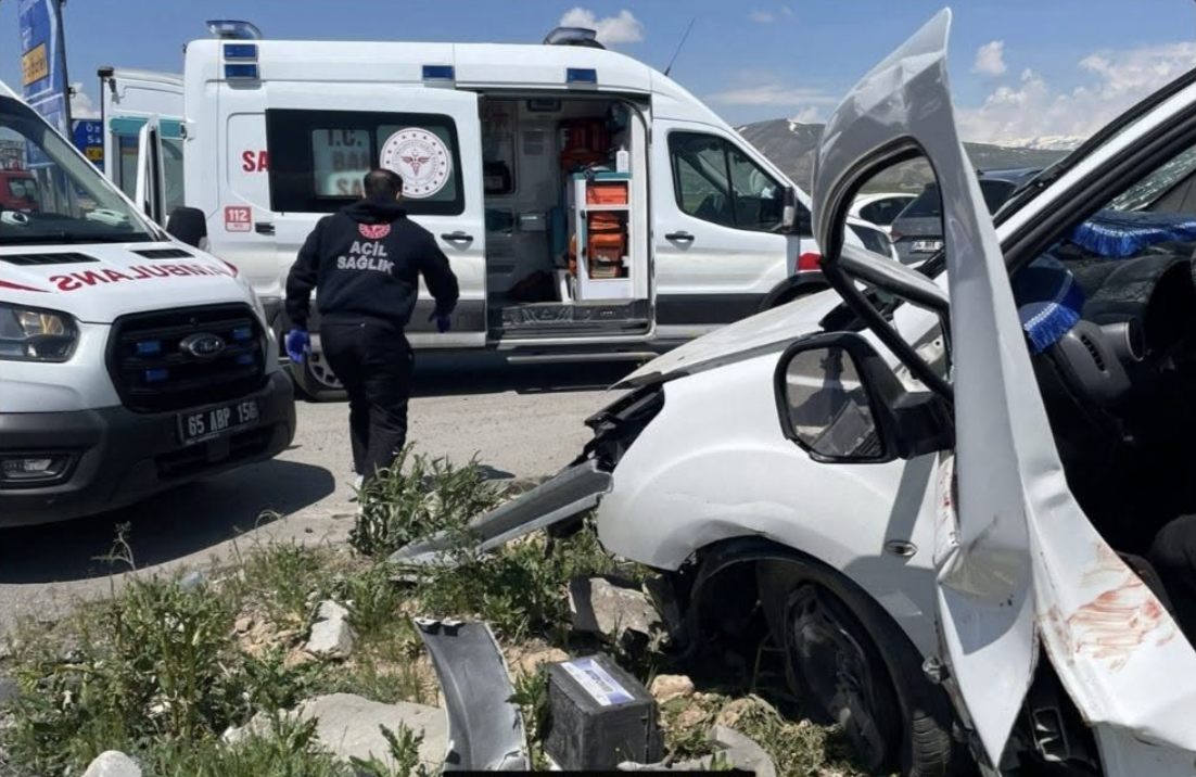 Çaldıran'da iki aracın çarpıştığı kazada 4 kişi hayatını kaybetti