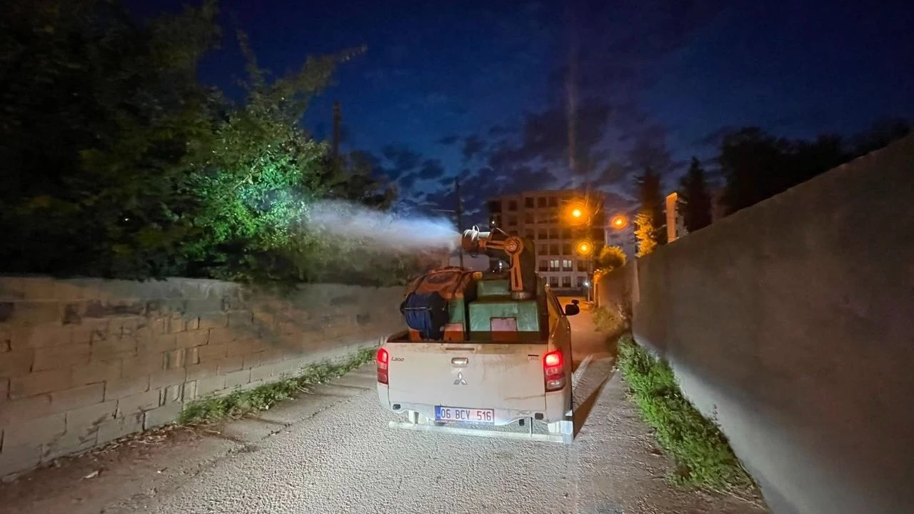 İpekyolu Belediyesi 52 mahallede sivrisinek ve larvalara karşı ilaçlama çalışmalarını sürdürüyor