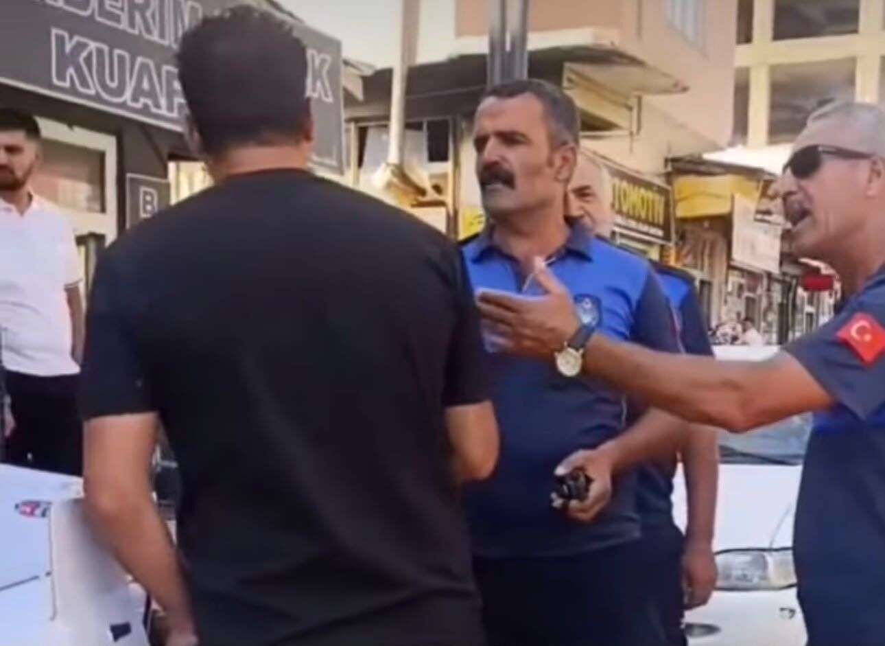 Erciş Belediyesi, seyyar satıcıya zabıta müdahalesine ilişkin açıklama yaptı